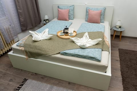 Bed, Bedroom, towels
