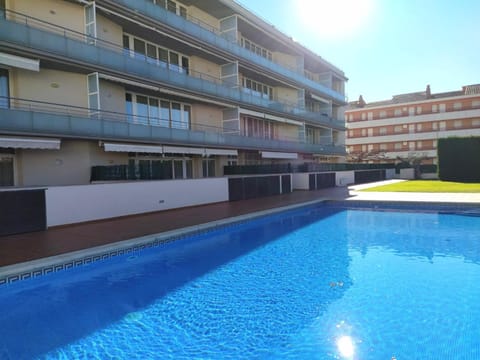 Property building, Day, Pool view, Swimming pool, sunbed