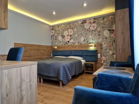 Bed, Photo of the whole room, Seating area, Bedroom