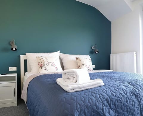 Bed, Summer, Balcony/Terrace, Other, Other, Photo of the whole room, Decorative detail, Bedroom, Street view