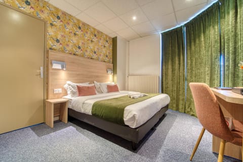 Bed, Photo of the whole room, Seating area, Bedroom, towels