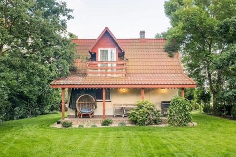 Property building, Patio, Garden, Garden, Balcony/Terrace