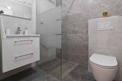 Rooms & Apartments Jadranka Bed and Breakfast in Lika-Senj County