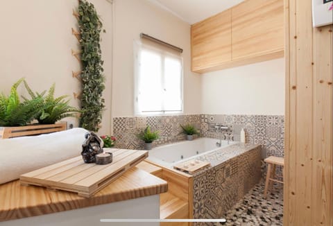 Hot Tub, Sauna, Bathroom, Spa and wellness centre/facilities