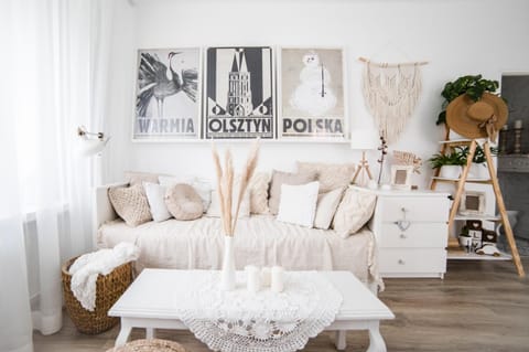 Day, Summer, Decorative detail, Logo/Certificate/Sign, Bedroom, Family