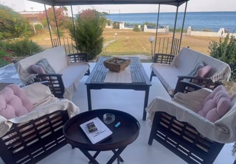 SAINT IOANNIS APARTMENTS ON THE BEACH House in Decentralized Administration of Macedonia and Thrace