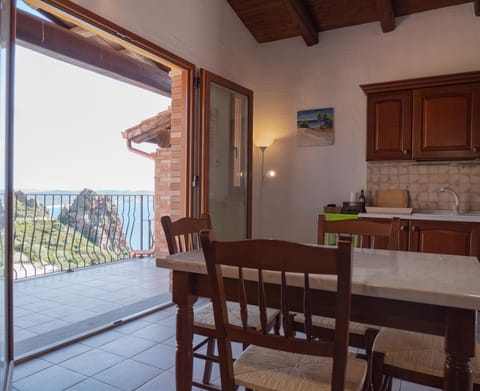 Balcony/Terrace, Kitchen or kitchenette, Dining area, Sea view