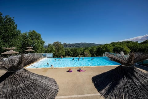 Charmant camping Familiale 3 Etoiles vue 360 plage piscine à débordement empl XXL Campground/
RV Resort in Provence-Alpes-Côte d'Azur