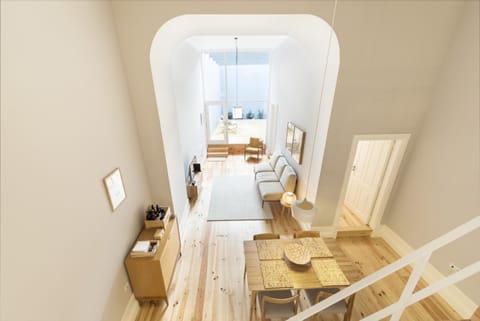 Photo of the whole room, Seating area, Dining area, oven