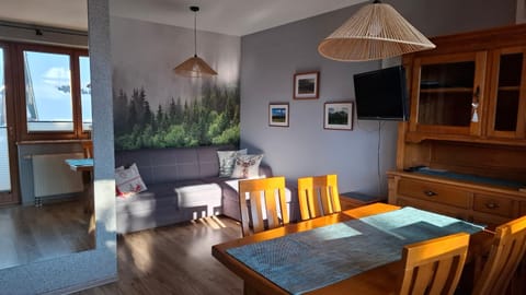 Communal lounge/ TV room, TV and multimedia, Living room, Seating area, Dining area, Evening entertainment