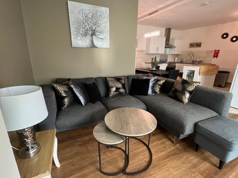 Nearby Glastonbury, Next to Street Town Centre - Ground Floor Large 3 BD With Parking, Sleeps Up to 6 Apartment in Glastonbury