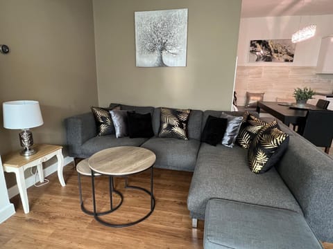 Nearby Glastonbury, Next to Street Town Centre - Ground Floor Large 3 BD With Parking, Sleeps Up to 6 Apartment in Glastonbury