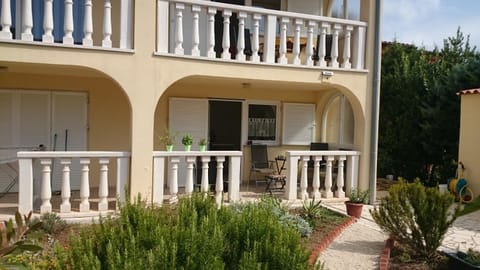 Facade/entrance, Balcony/Terrace