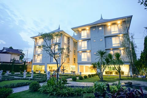 Property building, Garden, Breakfast
