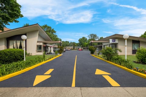 Property building, Day, Street view, Location, Parking