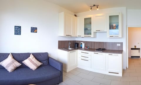 Kitchen or kitchenette, Living room, Seating area, Dining area