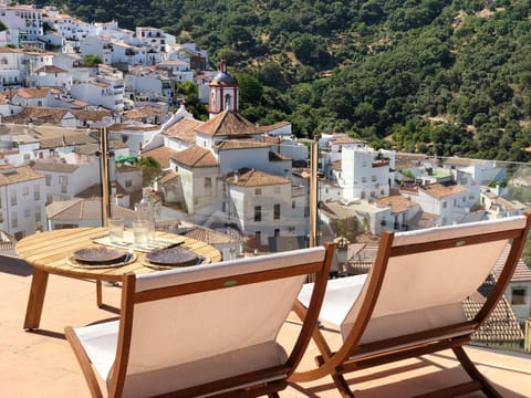 Balcony/Terrace, Street view