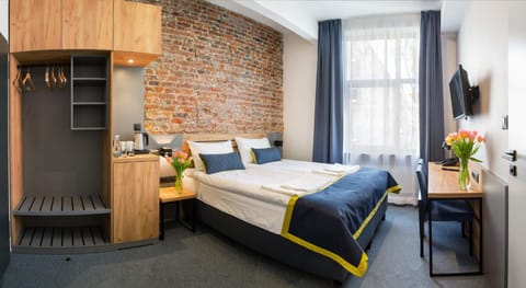 Bed, TV and multimedia, Photo of the whole room, Bedroom, hair dresser