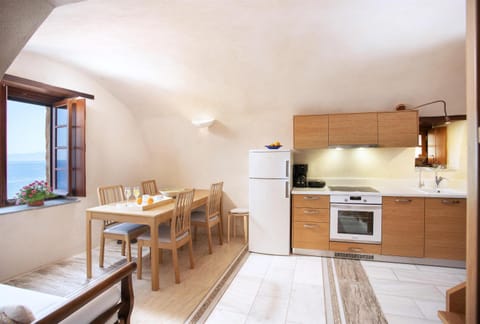 Kitchen or kitchenette, Living room, Seating area, Dining area