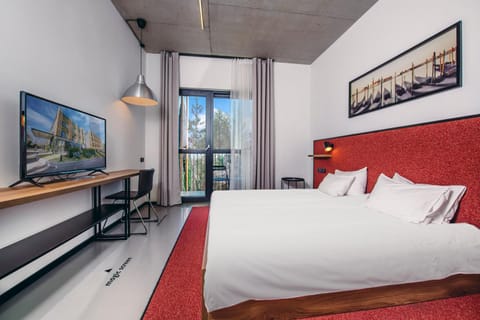 Bed, TV and multimedia, Photo of the whole room, Bedroom