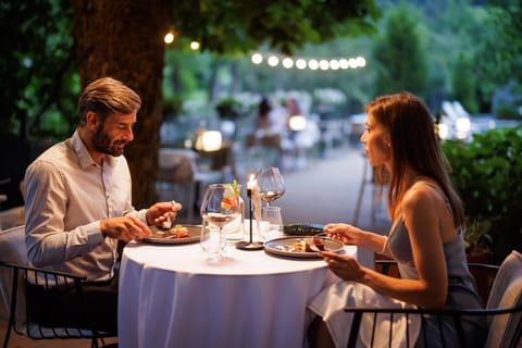 Restaurant/places to eat, Balcony/Terrace, Food and drinks, Food, Guests, Dinner, Drinks, Alcoholic drinks, group of guests