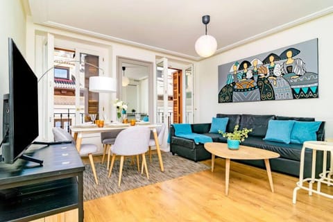 Facade/entrance, TV and multimedia, Living room, Seating area, Dining area