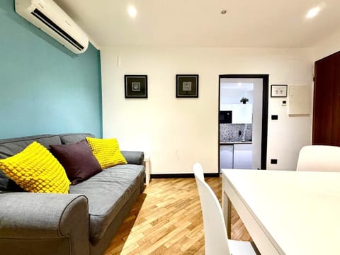 Bed, Living room, Seating area, air conditioner