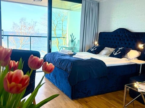 Bed, View (from property/room), Landmark view, Sea view
