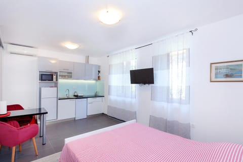 TV and multimedia, Photo of the whole room, Seating area, Dining area