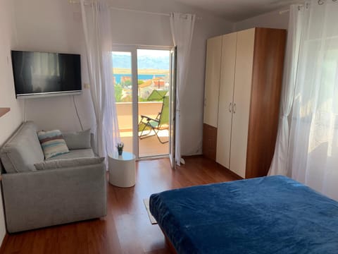 Bed, TV and multimedia, Seating area, Bedroom, hair dresser, wardrobe