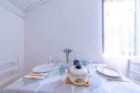 Coffee/tea facilities, Dining area, Meals