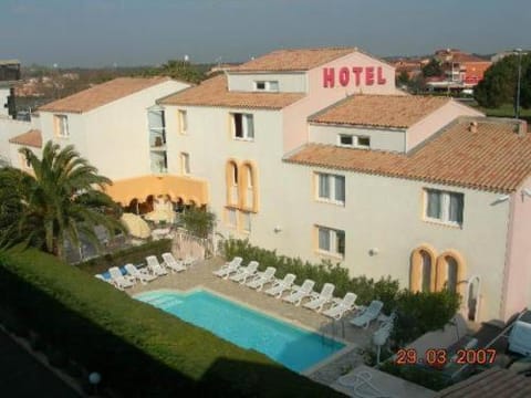 Facade/entrance, Balcony/Terrace, Swimming pool