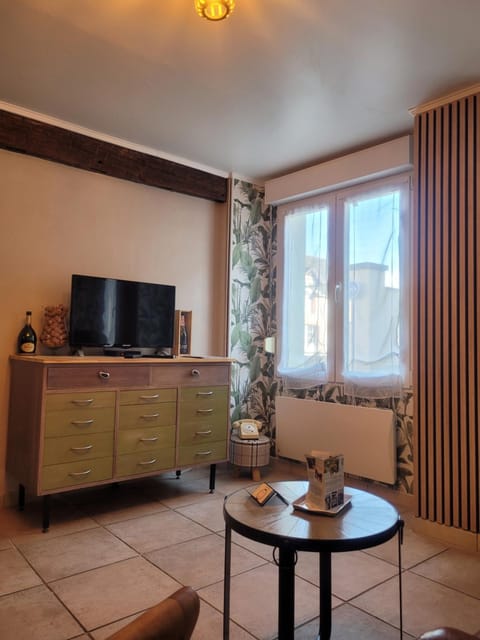 TV and multimedia, Living room, Seating area, heating, heating, air conditioner, air conditioner