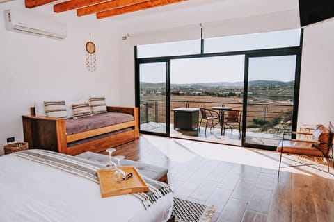Photo of the whole room, Garden view