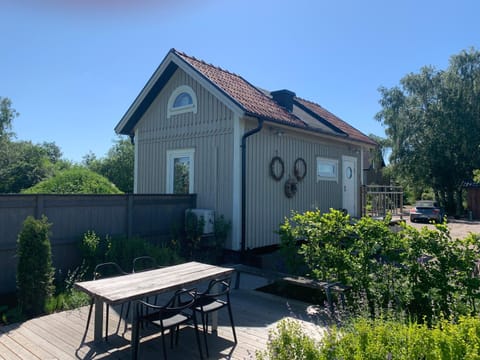 Property building, Spring, Day, BBQ facilities, Garden, Dining area, Garden view