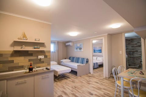 Shower, Bed, Bathroom, Living room, Dining area, Bedroom, kitchen