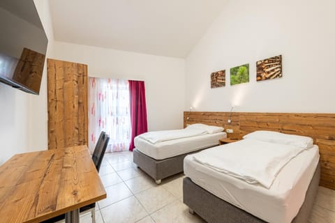 Bed, TV and multimedia, Bedroom