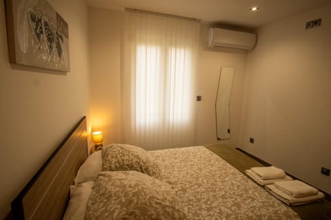 Photo of the whole room, Bedroom, air conditioner