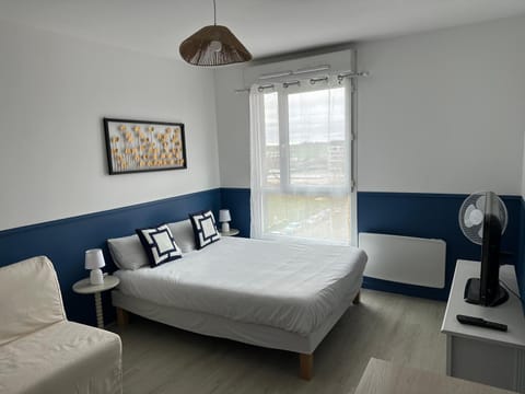 Bed, Living room, Photo of the whole room, Seating area, Bedroom