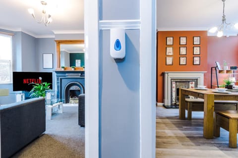 Spacious Modern Chester Home - Great Location House in Chester