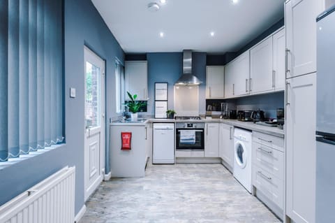 Spacious Modern Chester Home - Great Location House in Chester