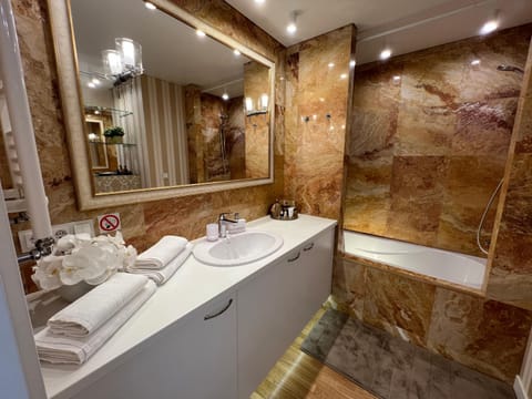 Shower, Bathroom, towels