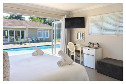 Patio, Bed, TV and multimedia, Coffee/tea facilities, View (from property/room), Balcony/Terrace, Food and drinks, Photo of the whole room, Dining area, Bedroom, Pool view, Swimming pool, minibar, oven, sunbed, towels