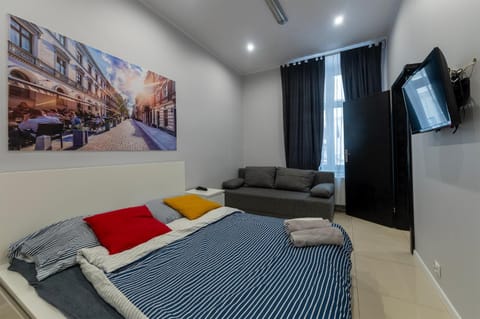 Bed, TV and multimedia, Bedroom