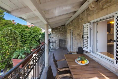 Property building, Patio, Garden, Balcony/Terrace, Balcony/Terrace, Garden view