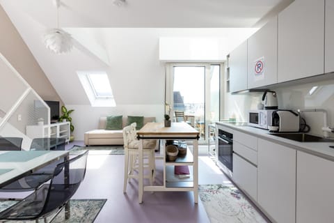 Coffee/tea facilities, Kitchen or kitchenette, Living room, Dining area