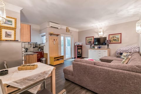 Kitchen or kitchenette, Living room, Seating area, Dining area