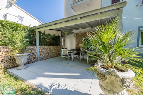 Patio, Garden, Seating area