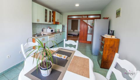 Kitchen or kitchenette, Dining area, oven, stove