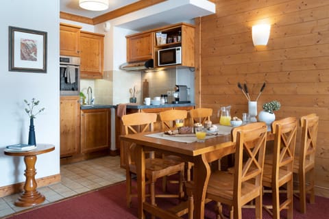 Kitchen or kitchenette, Food and drinks, Dining area, Food, stove